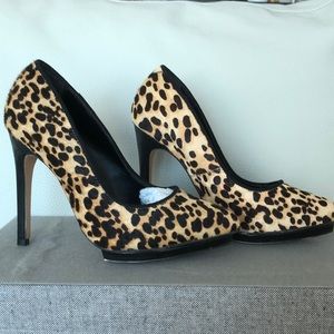 Like new Leopard pointy pumps!